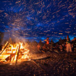 Mit Freunden am Feuer