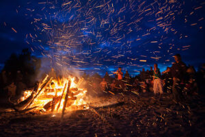 Mit Freunden am Feuer